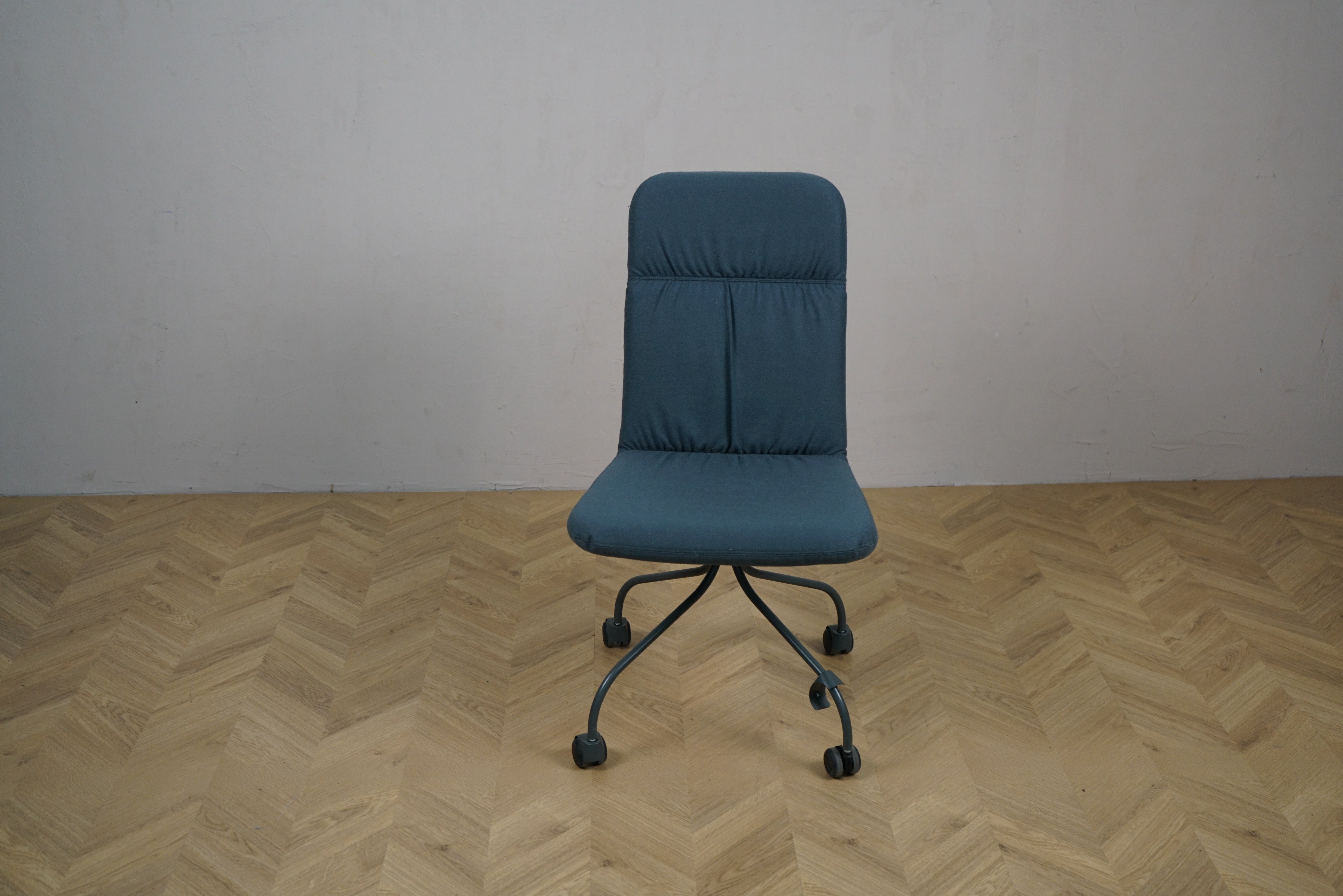 Materia blå arbejdsstol set forfra – stol på hjul med polstret sæde og ryglæn